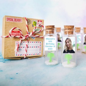 15 birthday favors with Photo, Tropical Favors for Guests, Green Palm in a bottle as gift for guest, Mis Quince favors Message in a Bottle